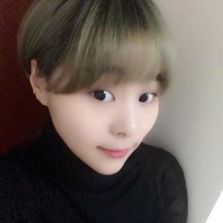 成熟稳重温柔的女生头像卡通