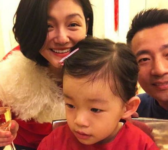 "照片中,汪小菲怀抱女儿,与老婆大s相互依偎.